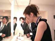 巨奶女優椎名由奈在公共洗手间肏爆兩位男同事