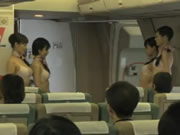 日本空姐不穿工作服在飛機上貼身服務